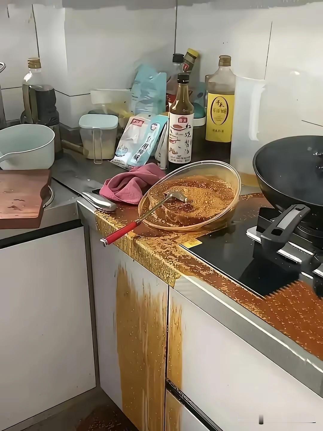 我说表姐是村里人她还不高兴。
谁家炸辣椒油用塑料盆装？
这不是作，是什么？

我