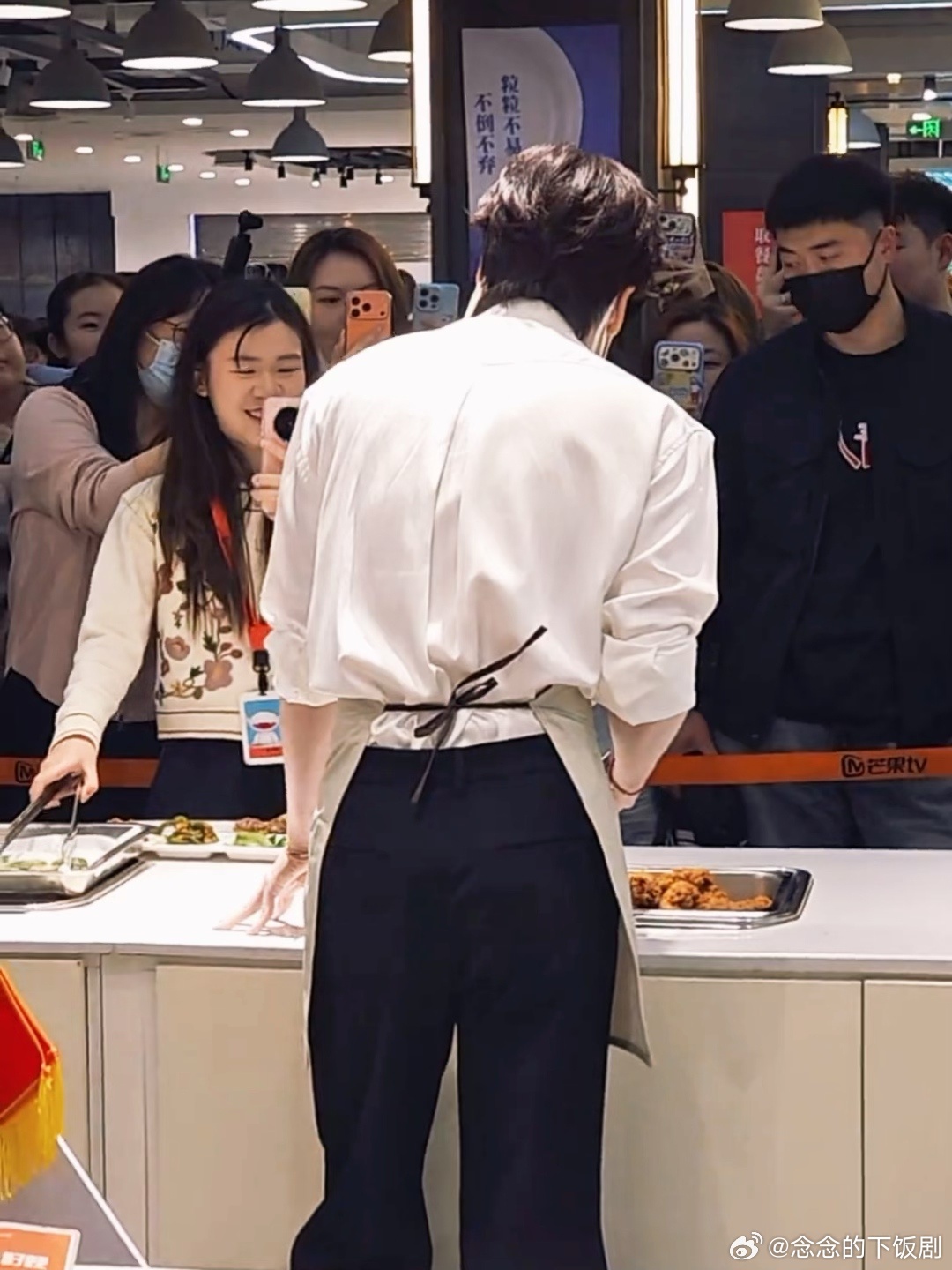 闺蜜这是你的菜魏哲鸣魏哲鸣爆改食堂打饭小哥魏哲鸣化身食堂打饭小哥也太帅了，金丝眼