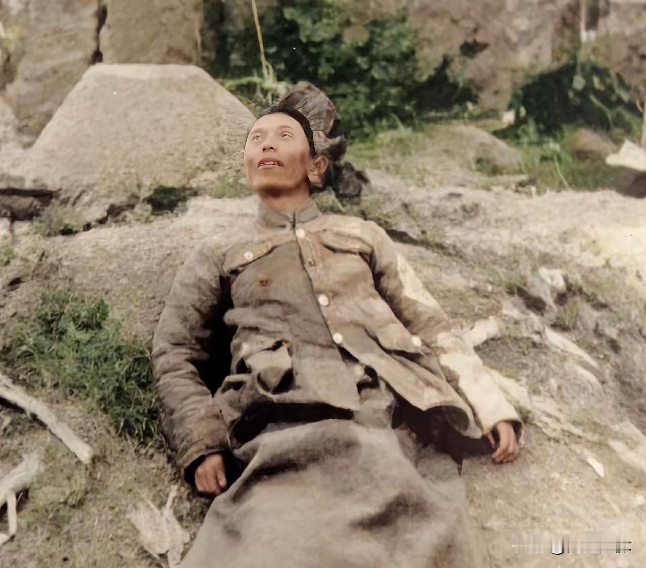 1946年，戴之奇师长阵亡后，躺在一个小土堆上，我军记者拍下了这一张照片，就在前
