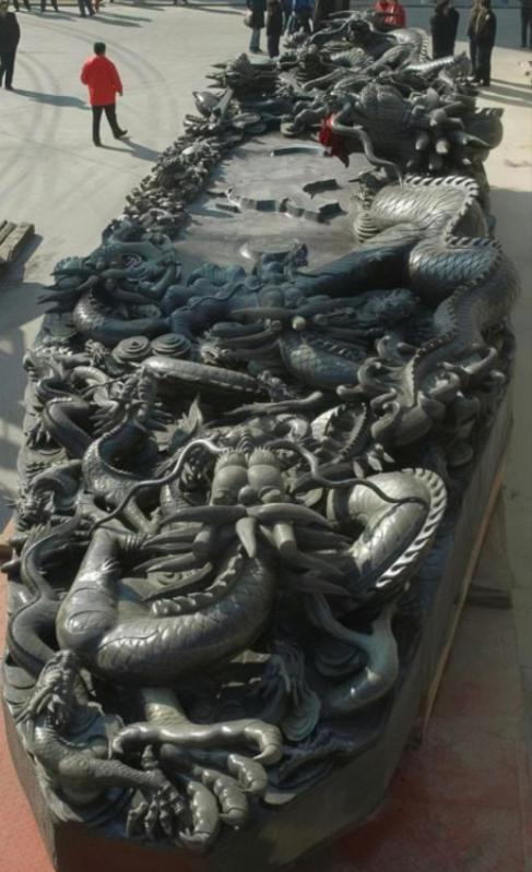 1991年，河北一村民上山砍柴，又累又热，坐在一块石头上歇息。不料这一坐，竟让他