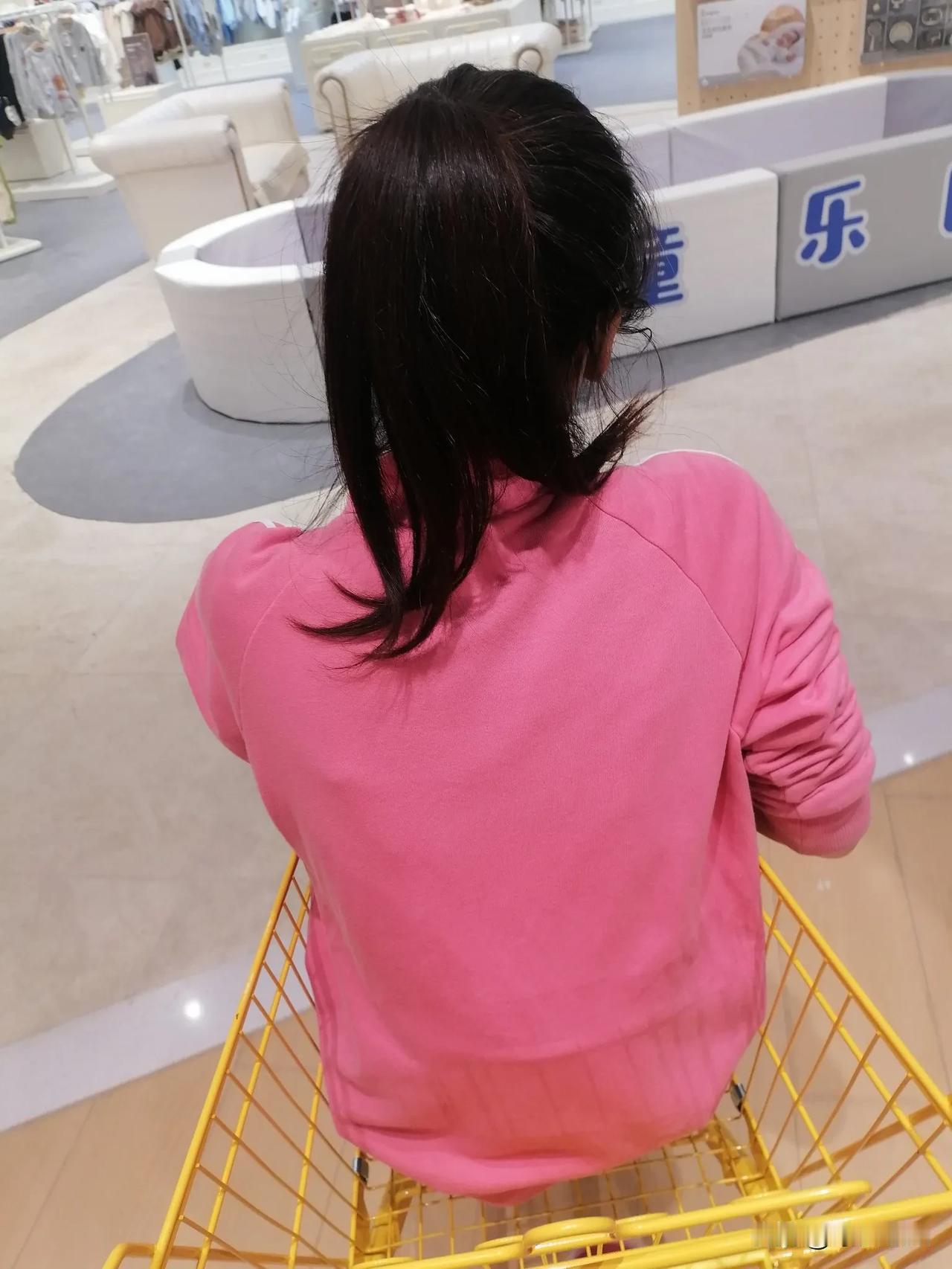 今日盘点，推着同事去库房找货。她也推了我，话说坐在购物车里可真舒服啊。真想有人推