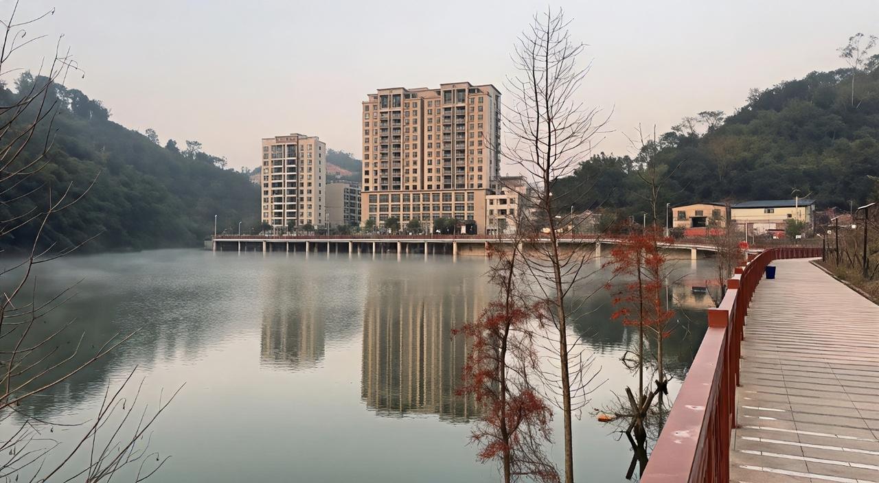 想不到郁南县一个大山里面的乡村都有三星级酒店，它就是千官镇大全村。这个酒店前面这