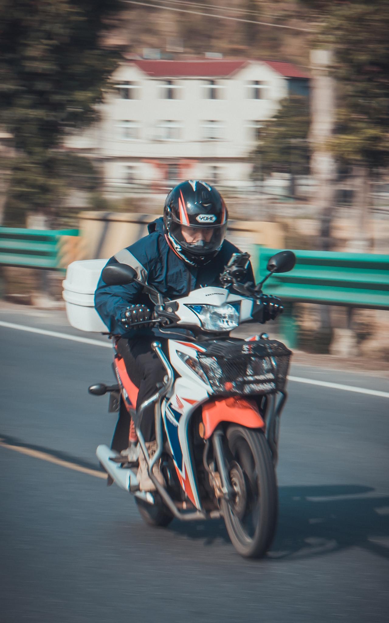 骑弯梁居然骑出了大排量摩托车的感觉。也只能说是朋友拍的太好了。
这张照片是202