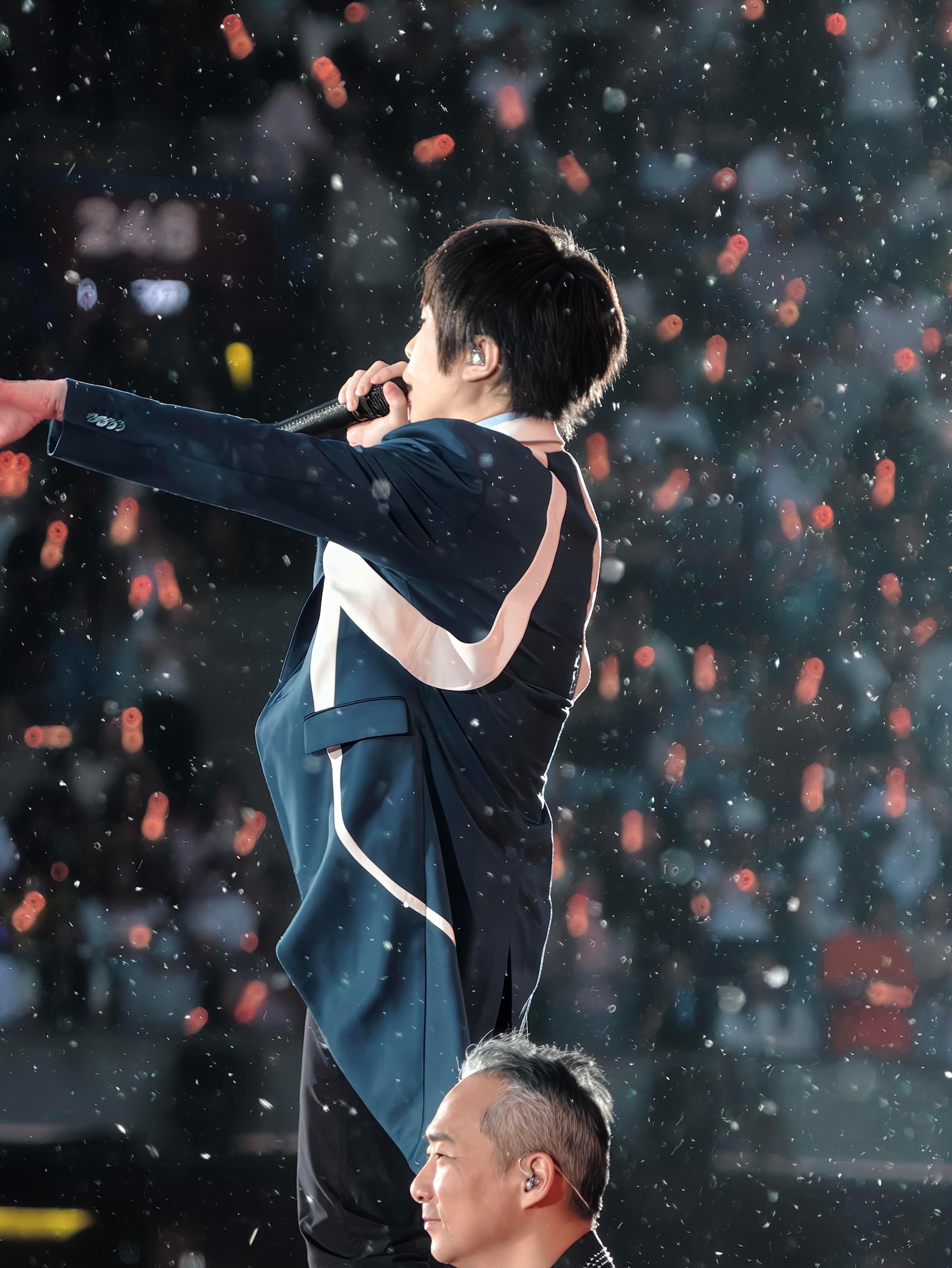 五月天柳絮还以为是舞美呢五月天柳絮以为是舞美 谁懂啊！五月天演唱会的柳絮被当成舞