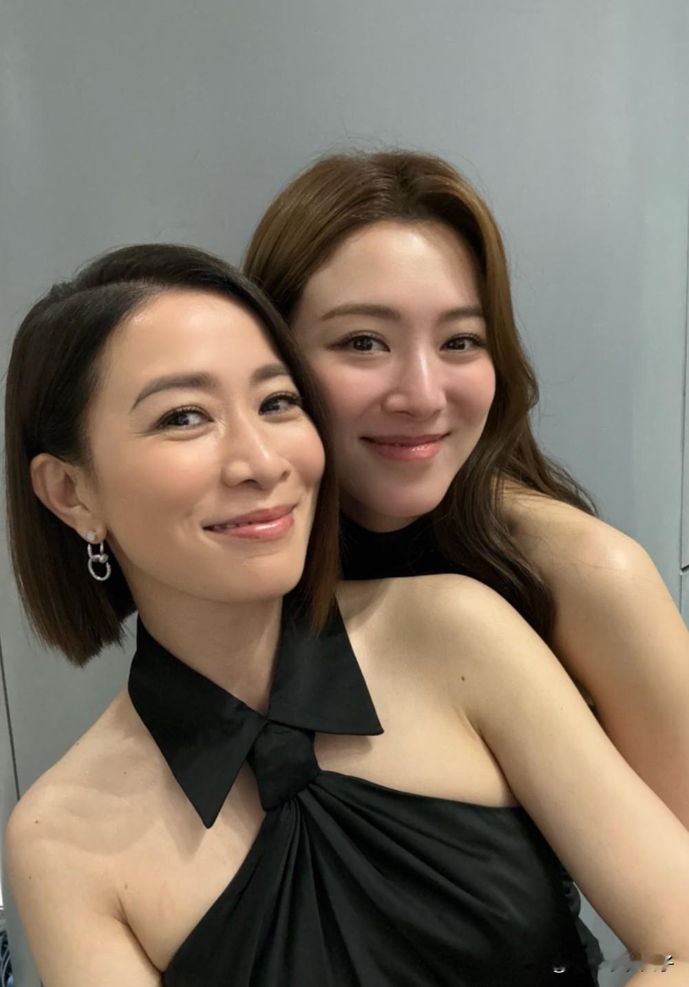 左边是佘诗曼，1975年出生于香港，身高165cm。
右边是王敏奕，1992年出