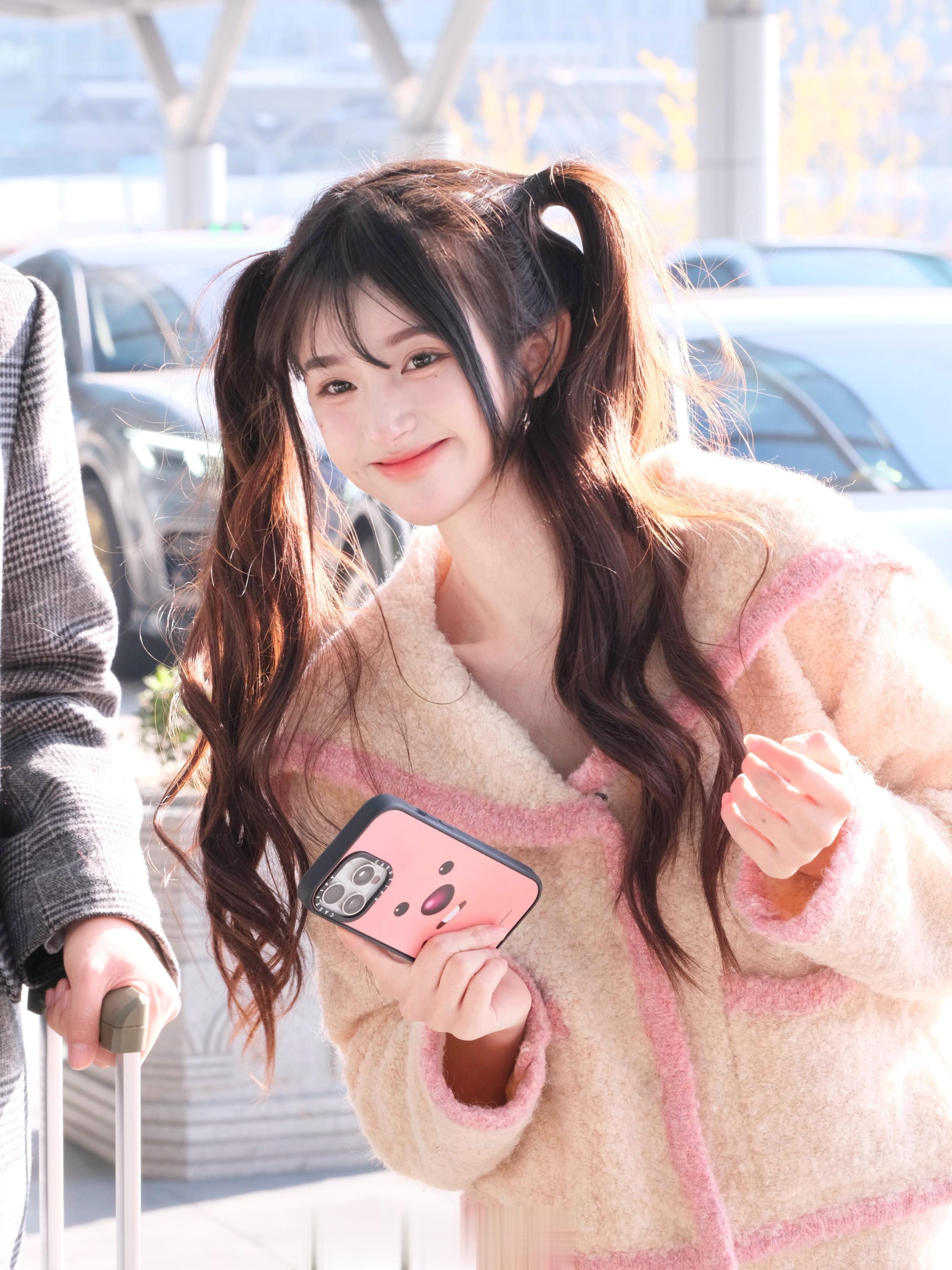 不懂就问 这是哪个新女团的成员啊！！！素和朋友拍的接机图 ​​​