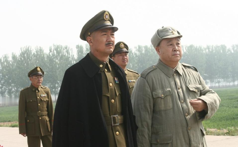 1949年1月，20万大军困守北平城，华北"剿总"司令傅作义整夜整夜睡不着觉。不