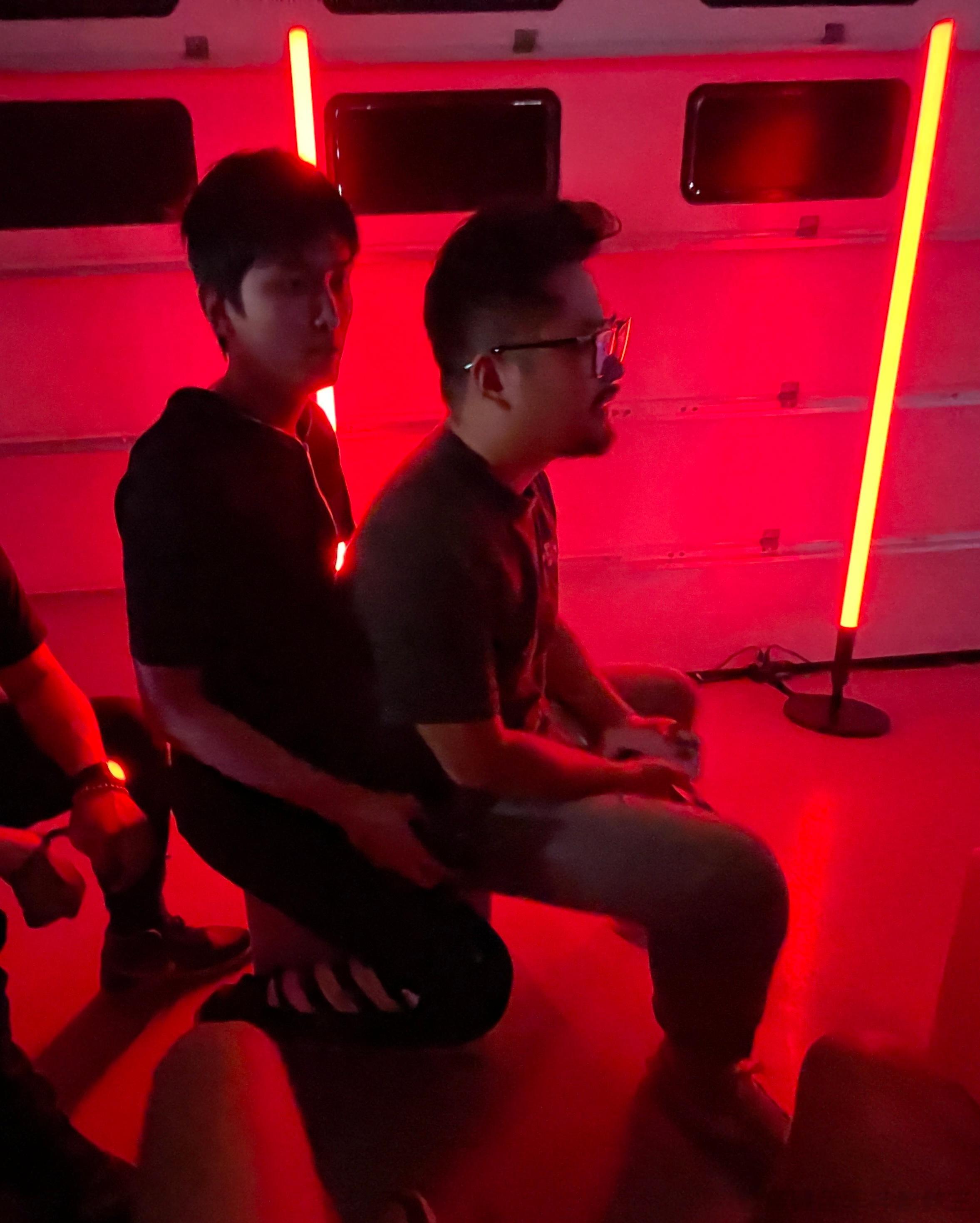 提问：李伟龙坐在___上？  ​​​