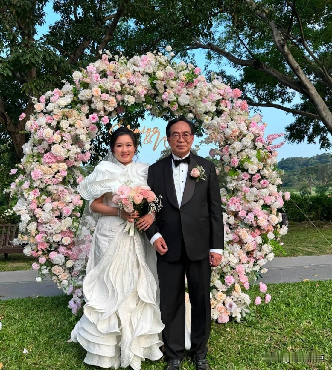 粤曲台下相识，差41岁成婚，双鱼河婚礼到底谁在围观。
最近，卢伟国和余仲欣的婚礼