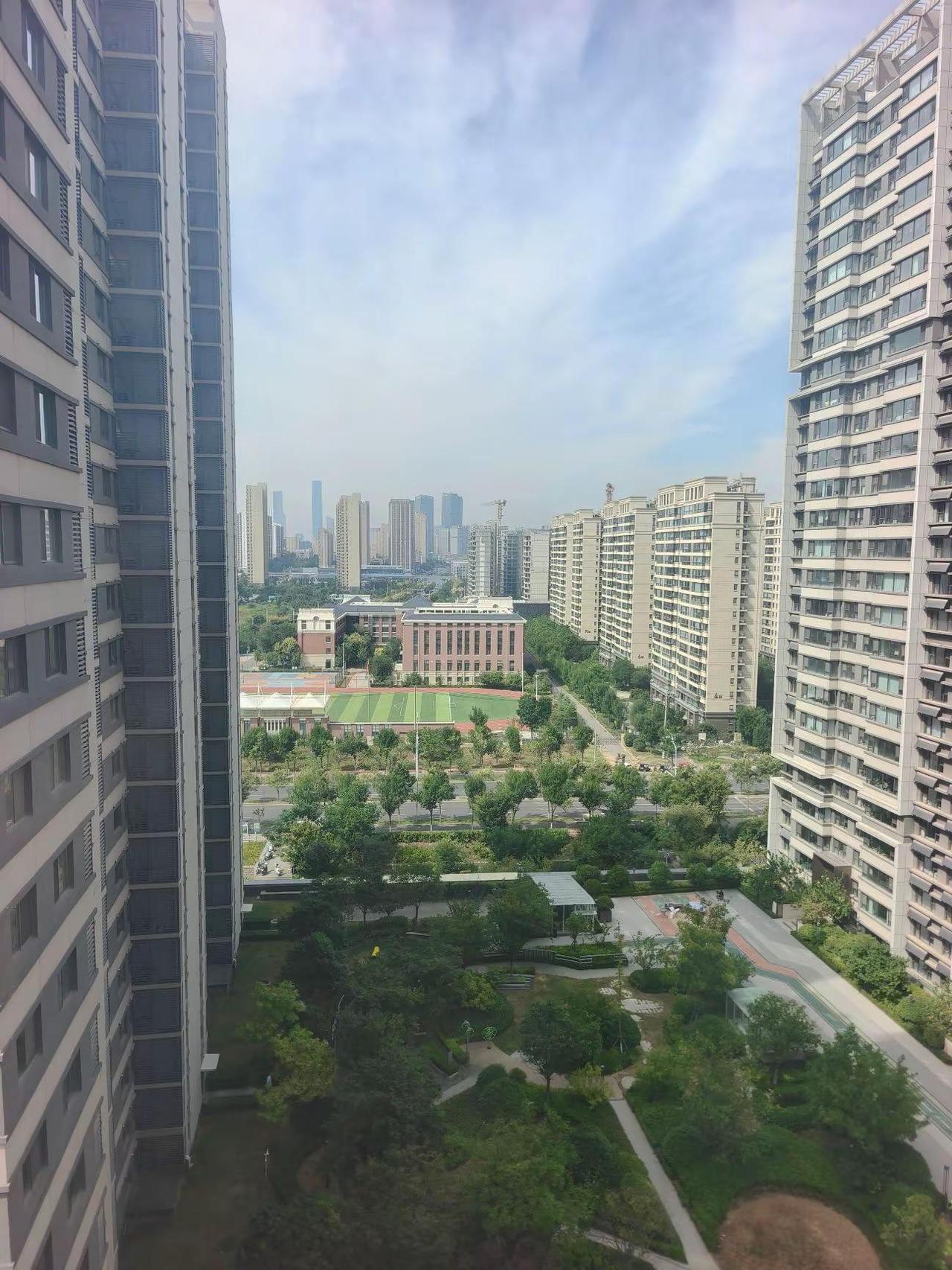 这是我上午带客户看奥体铂悦府226平西向的视野非常的不错，奥体铂悦府226平，毛