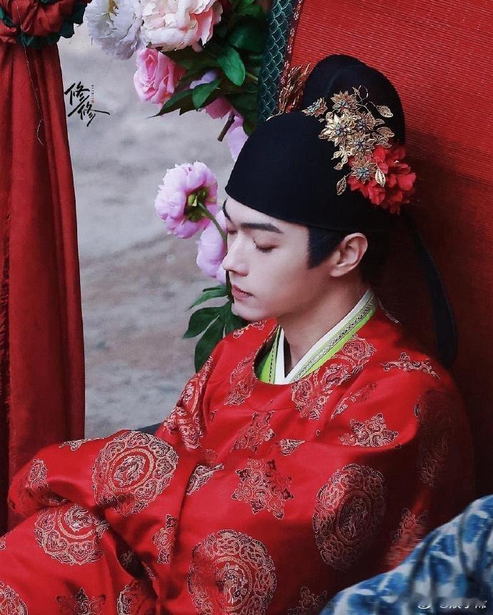 许凯新剧子夜归新郎官的造型，让人眼前一亮 ​​​