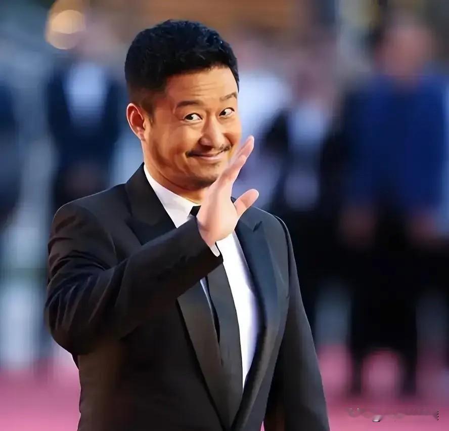 最近吴京被“玩坏”！
这波流量吴京为什么不要？为了新电影宣传也行啊，奥对了，吴京