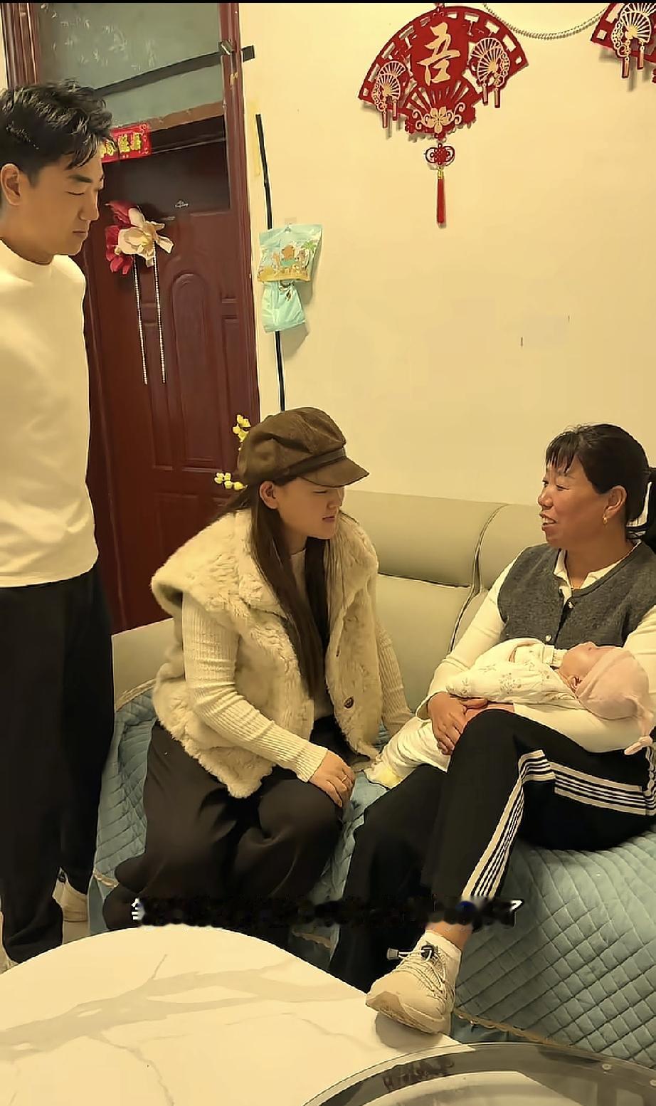灵洋妈妈：快点去吧，反正雨露在家，孩子也没有奶水吃。
雨露自己吃的是银盆大脸盘子