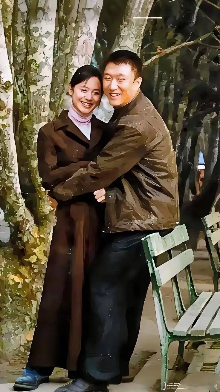一张二十多年的老照片，拍摄于北京。年轻时的孙红雷在公园里搂着一位女演员（周韵），