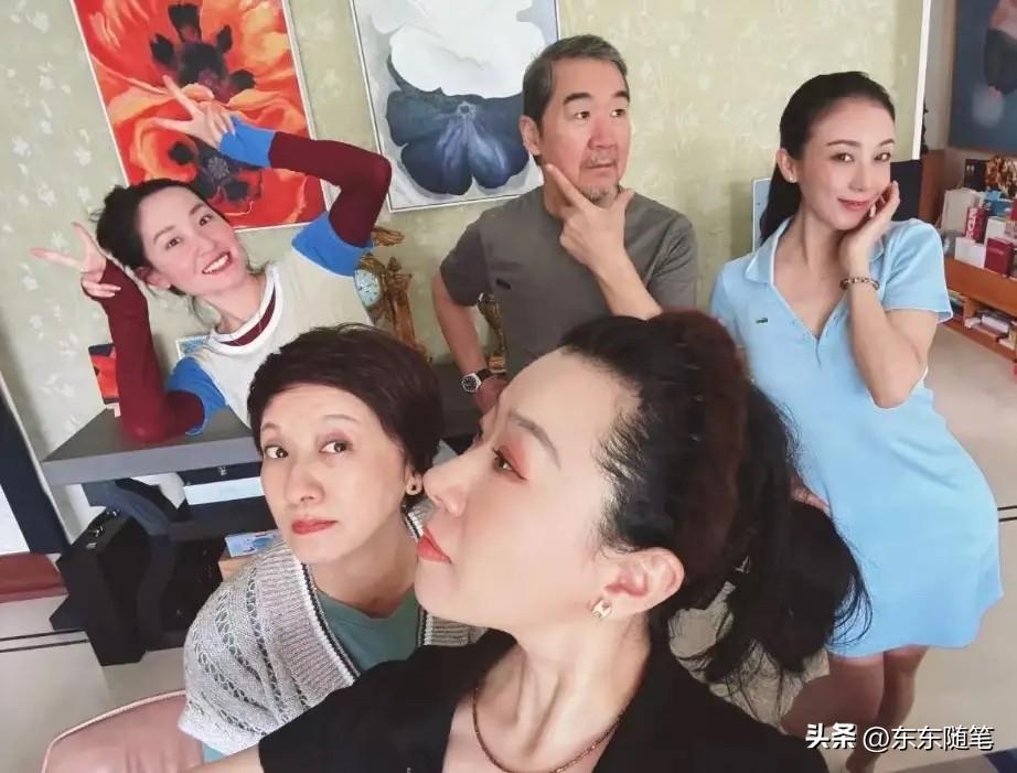 张国立邓婕家中宴客！69岁邓婕蓝美甲红唇超时髦，大2岁张国立却已满头白发

张国