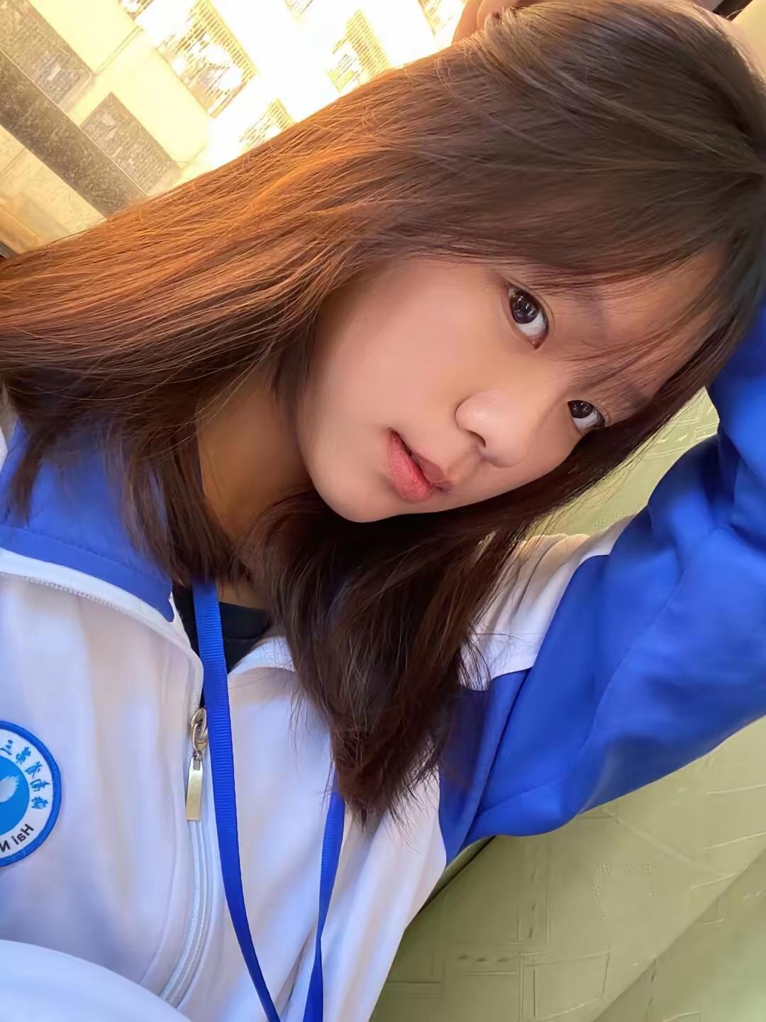 这女生的发色好自然啊！少女的发色