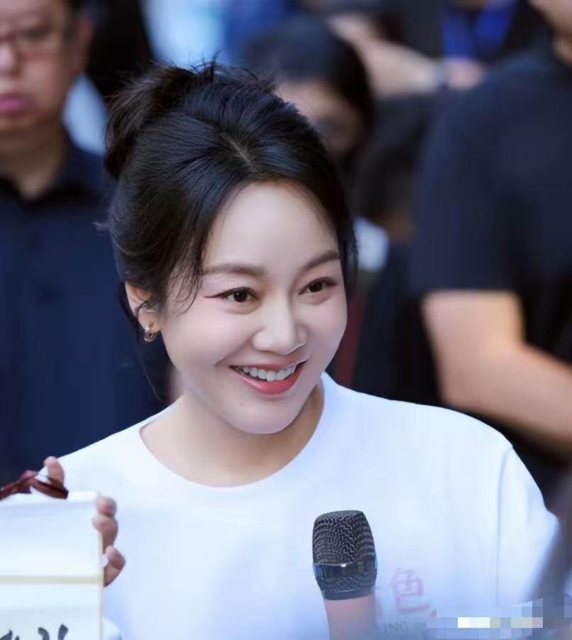 想不到！离婚22年，前夫悄悄给55岁未再嫁的闫妮留了一手绝世好牌！最近闫妮北外路