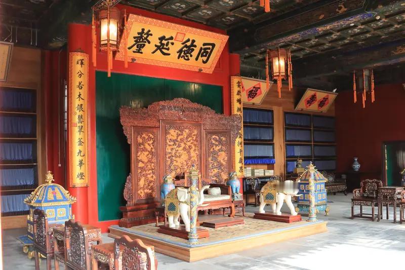 和珅的深情面：奸臣的另一张面孔

权倾朝野的和珅，对发妻冯霁雯一生敬重。她病危时