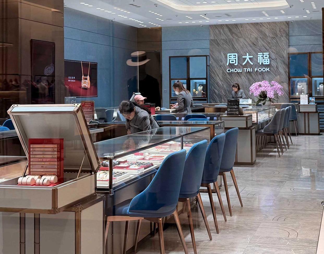 第一财经：税改新政执行后，大众买金更贵了。12月18日，以性价比取胜的水贝悄然隐