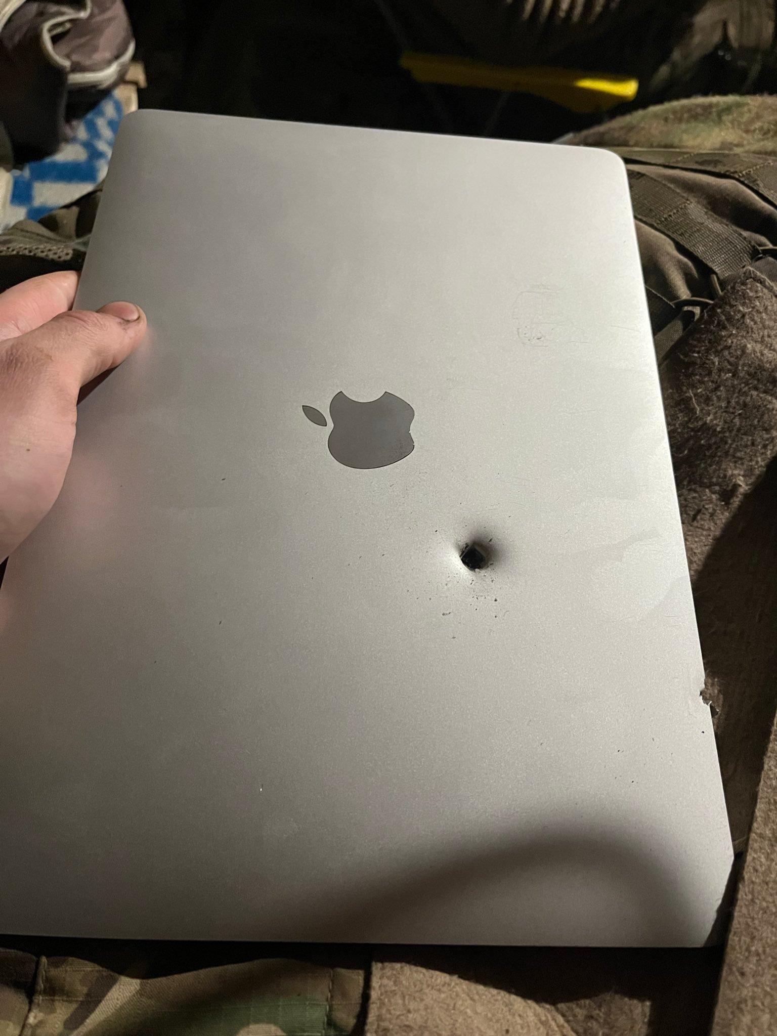 【乌克兰士兵的 M1 MacBook Air 挡住了子弹后，依然能正常工作】根据