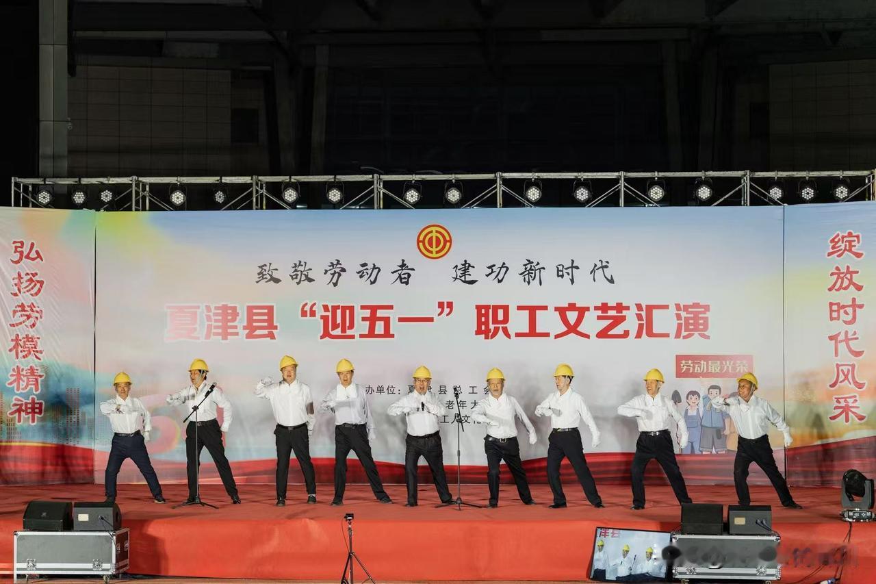 演出完了老兄说，请同学们付一下帐，白毛巾5元，租的安全帽5元。
毛巾5元免强说得