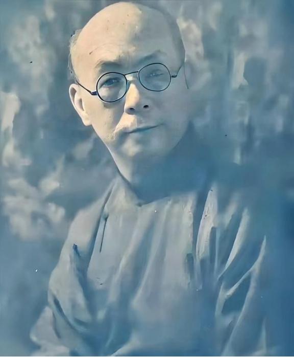 中国最大的汉奸是谁？他远比汪精卫更加可恨。要是没有他，日本连中国大门都进不了。在