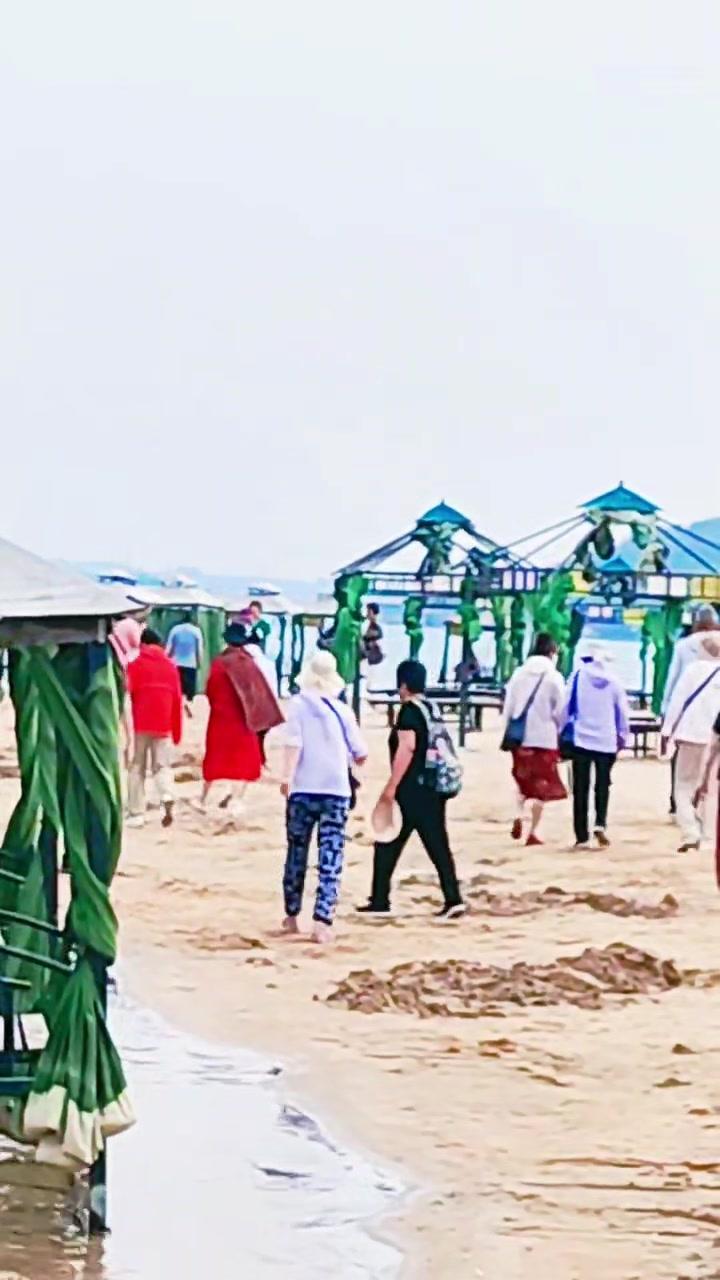 海风吹拂着发梢，阳光洒在波光粼粼的海面上，像无数颗钻石在跳舞。海浪轻拍岸边，那声