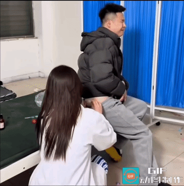 屁股上不是扎了一针，是扎了两针，医生若再晚过来一会儿，皆有可能再扎一两针……
还