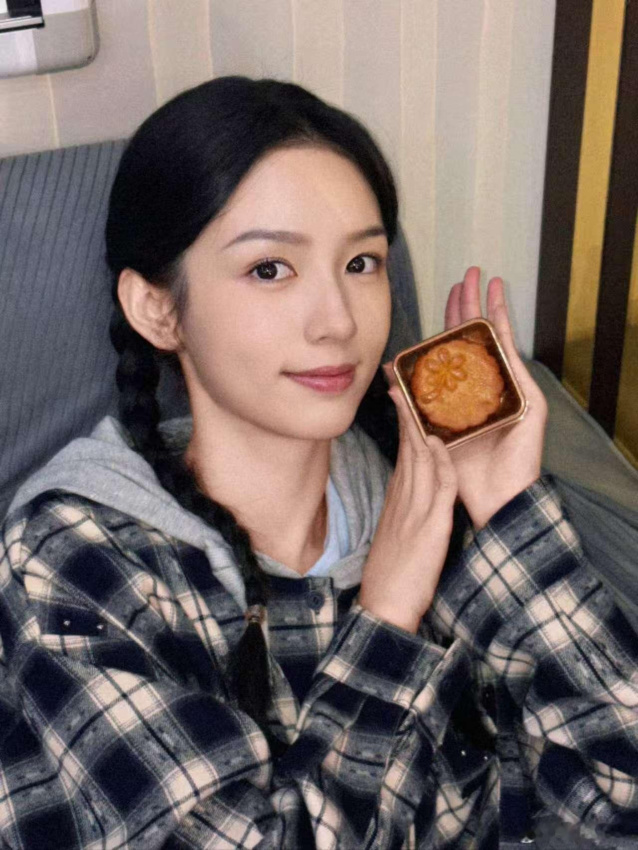 周也吃月饼周也中秋晒照周也中秋晒照，吃月饼，[打call] ​​​