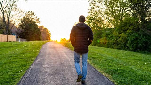 老人越走路命越短？医生提醒：年过63，这5种走法要不得