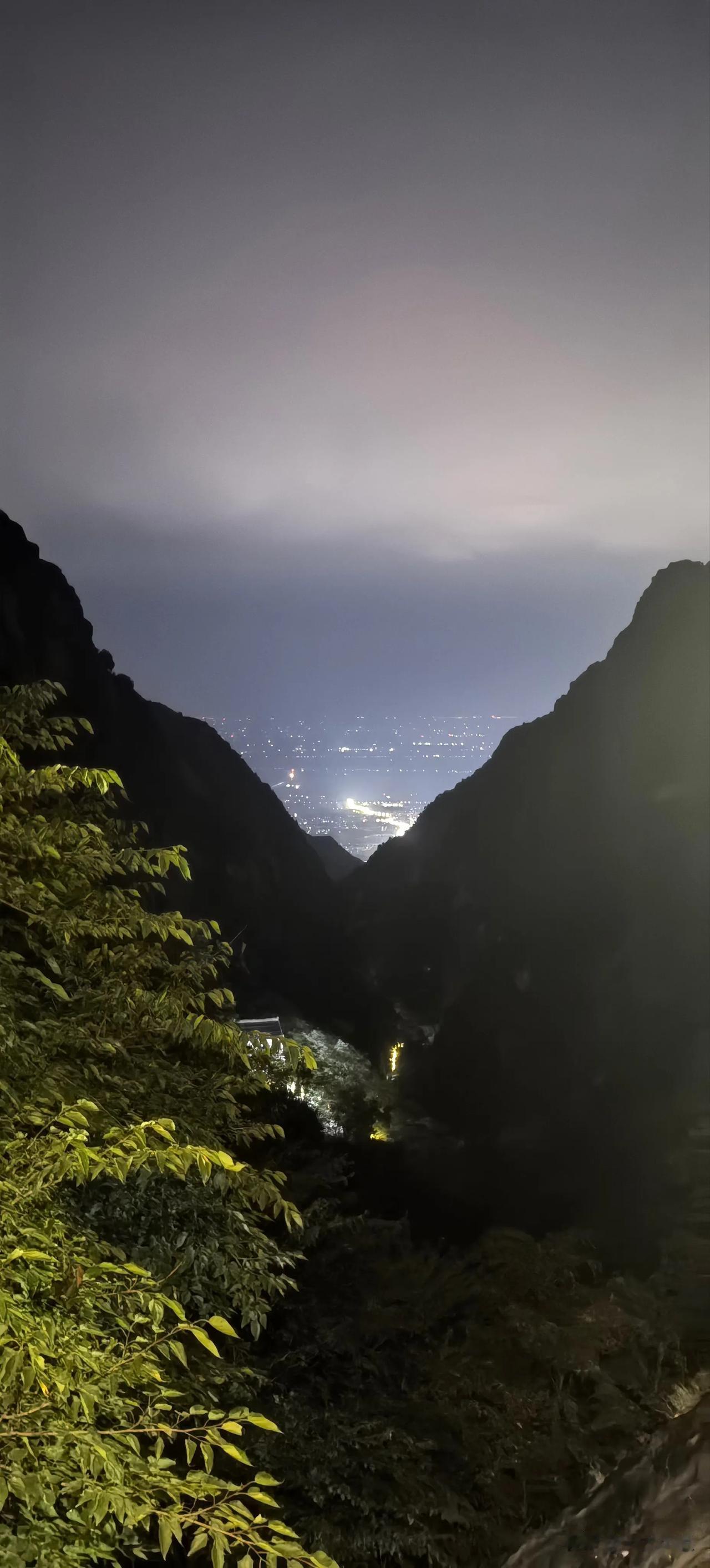 一天尽为吃什么耗费脑子，早餐吃的南瓜、鸡蛋、小菜和一杯奶。中午饭和同事吃的肥肠面