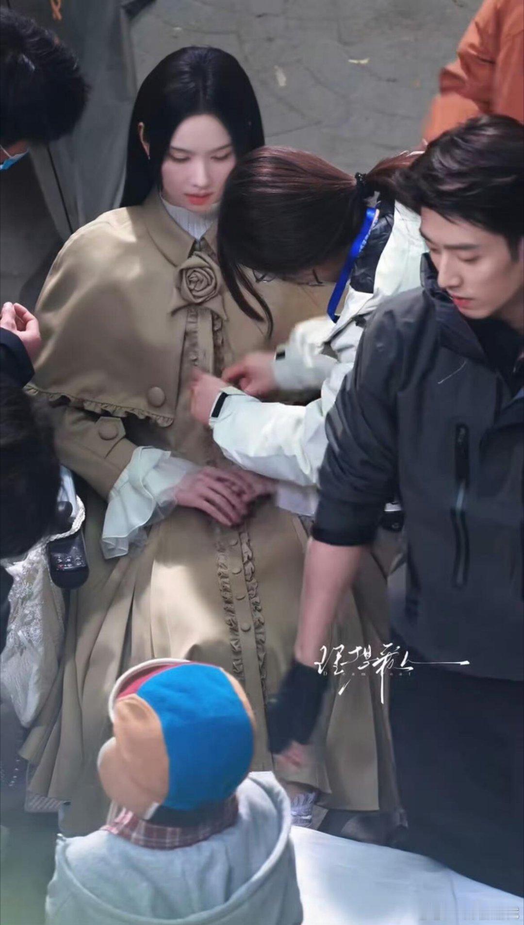 还以为陈都灵给撒贝宁喂红薯 红薯：我也没想到我能火出圈！抛开错觉，陈都灵的温柔与