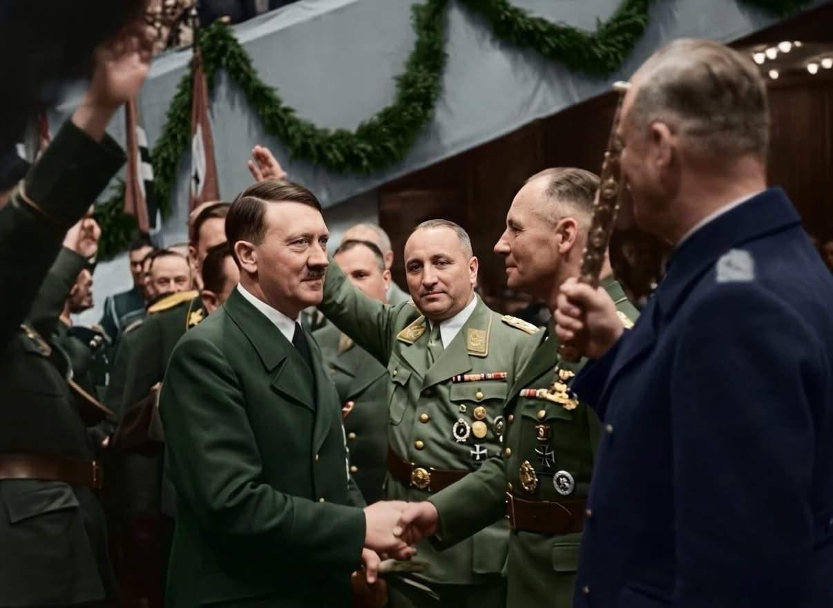 1941年2月20日，柏林，小胡子亲自向还是陆军中将的埃尔温·隆美尔颁发橡叶饰骑