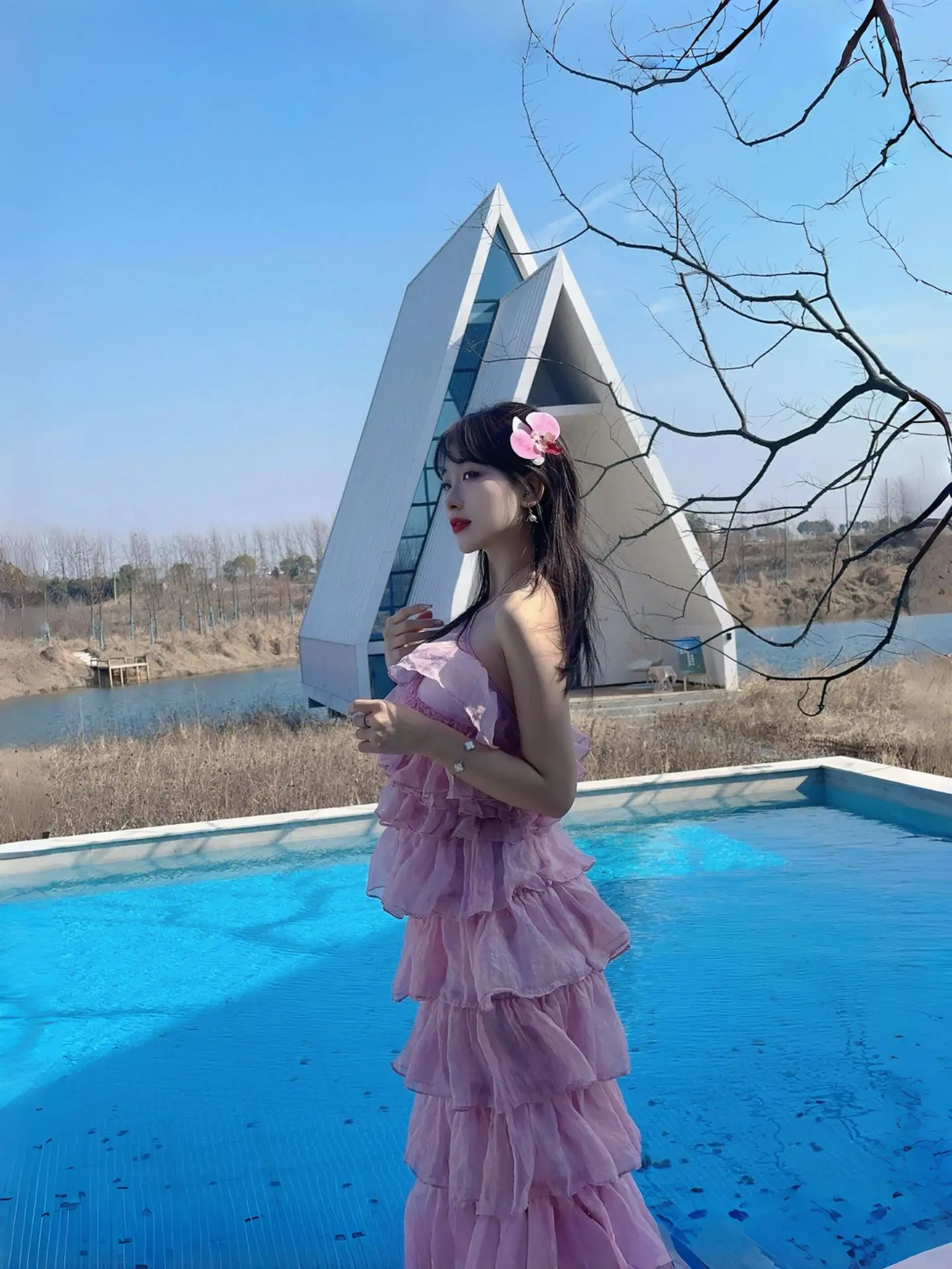 合肥周边游玩好去处。这里不是三亚也不是阿那亚，这里是诗莉莉山南钓影园温泉度假村，一个“田园孤岛”疗愈主题度假村，根据“疗愈孤独”的理念将艺术融于山间之景，抚人心怀，周边环境优美静谧，酒店内可以放风筝、钓鱼等