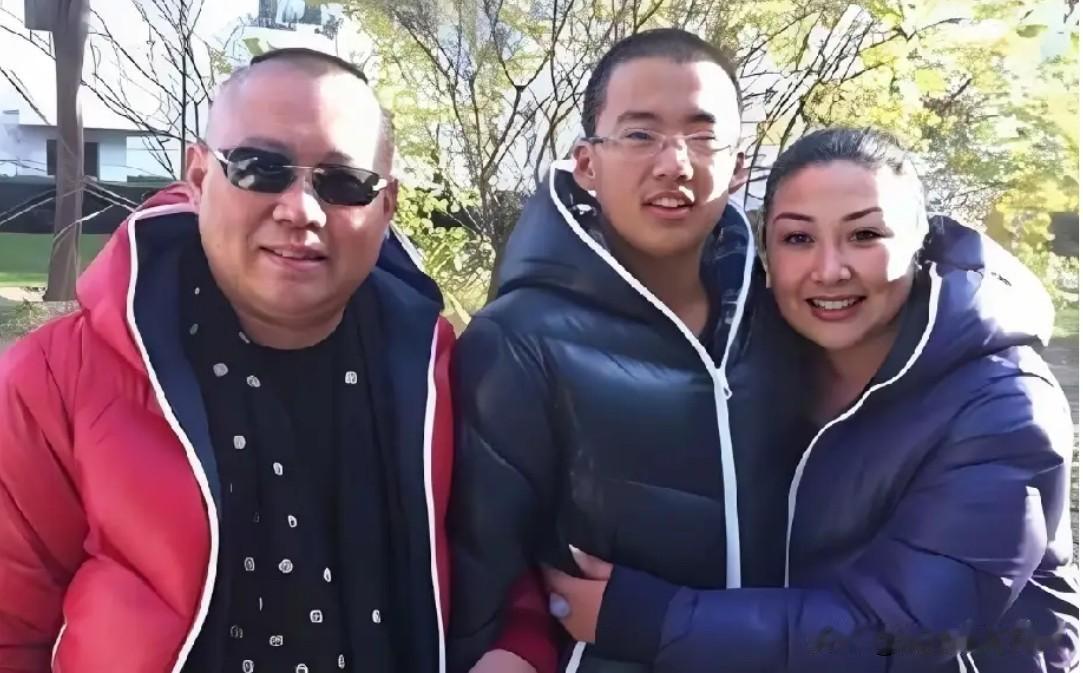 这是著名相声演员、德云社创始人郭德纲与现任妻子王惠及儿子郭麒麟的一张合影。郭麒麟