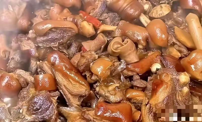 广西的美食里还有一样我们没有敢尝试，脆皮狗肉！我不敢吃！今天坐电梯正好听到两个陌