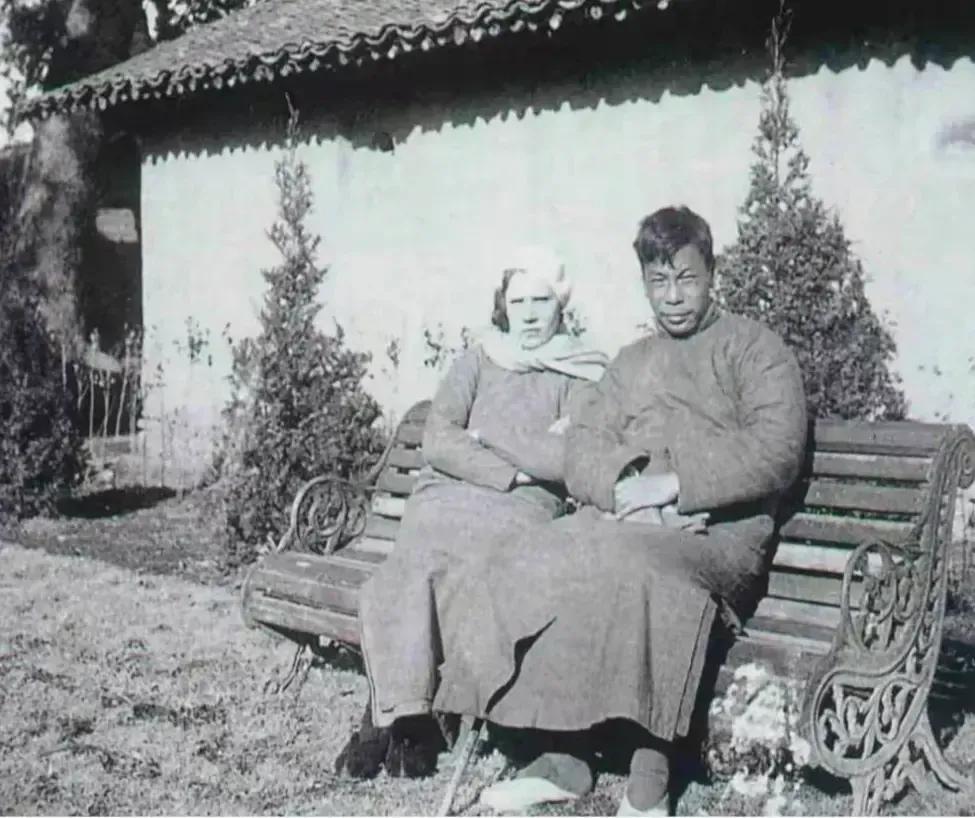 照片拍摄于1939年12月，浙江奉化溪口镇蒋家老宅，蒋经国的母亲毛福梅在日军空袭