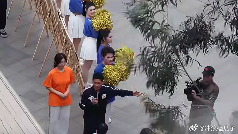 孙颖莎走进重庆校园这样的氛围感也是很好的 