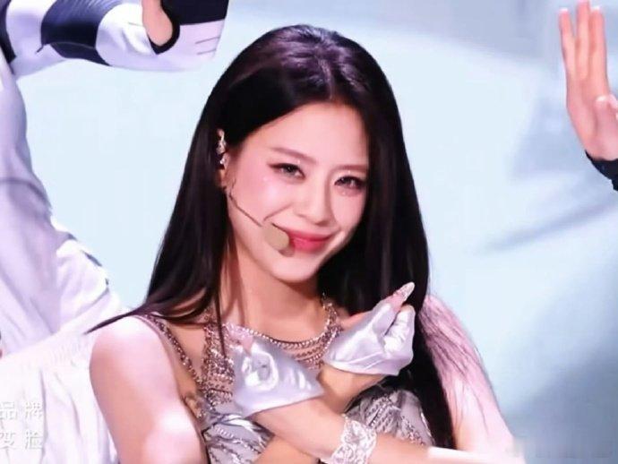 江语晨 留下 谁看现场应援不被震撼！全场粉丝齐声喊她名字，线上打投数据稳居前三，