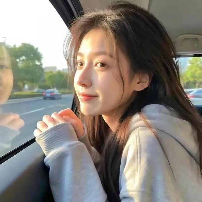 阳光洒在车窗上，微笑的女孩在车内享受美好时光少女感笑容 少女的笑容 美少女的微笑