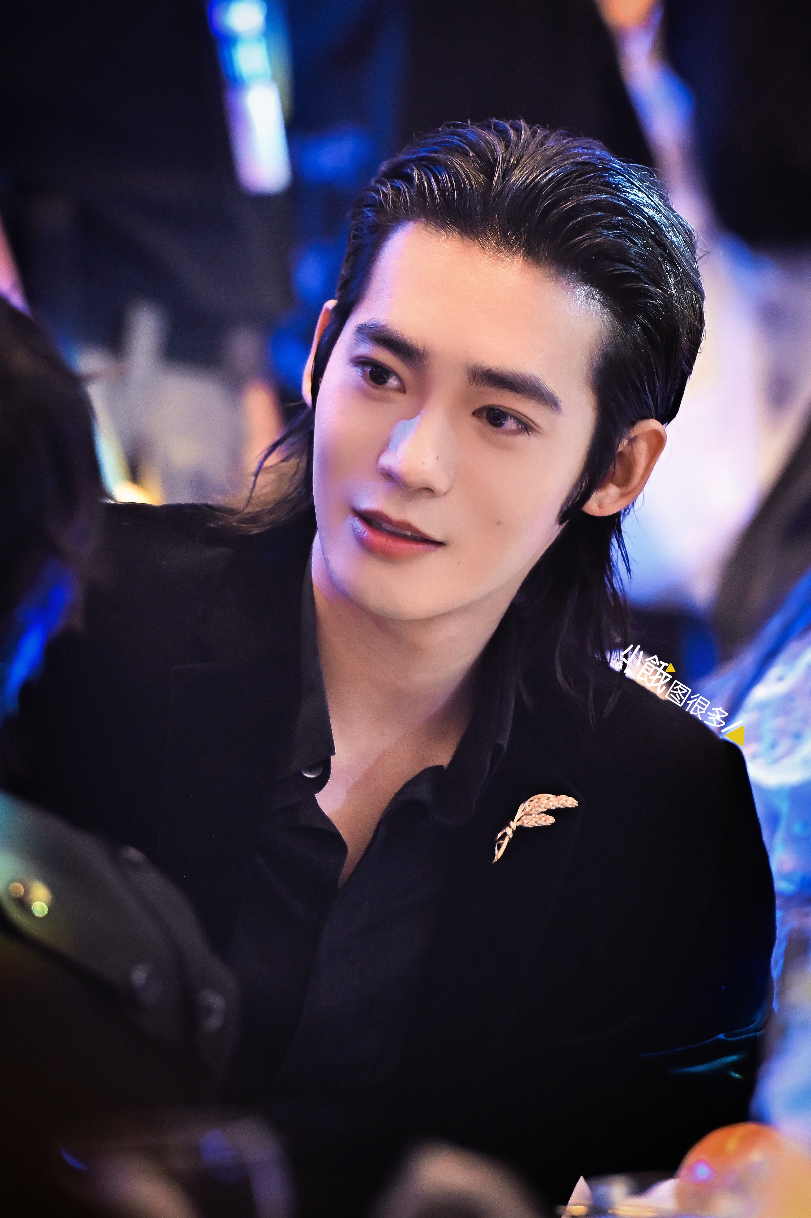 ELLE男明星泳池大片 20251028 补一组ELLE晚宴于适高清图集4p，于