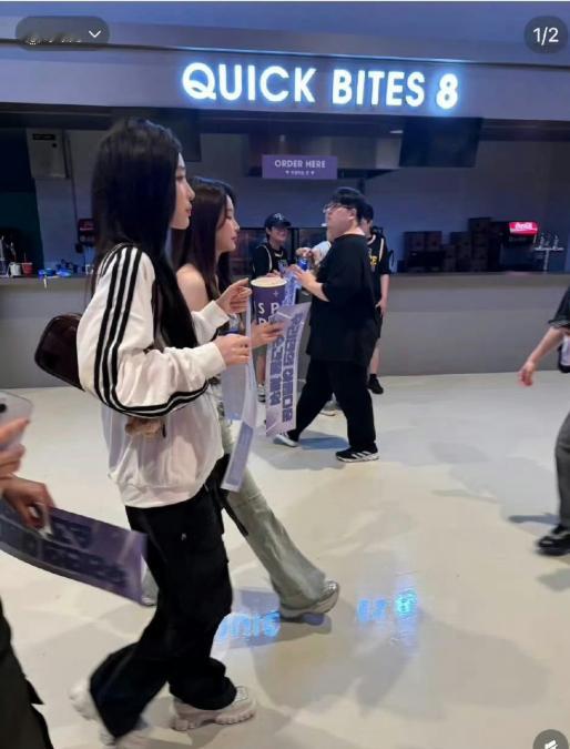 周诗雨王奕在韩国偶遇了 TWICE 的演唱会，消息带着点温柔。不是要抢占什么话题
