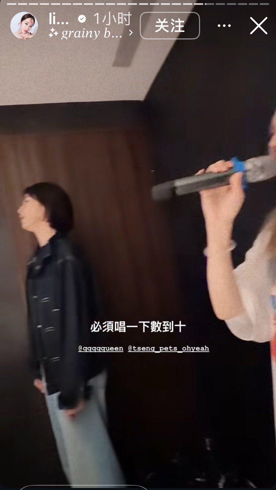 楽跟朋友玩，楽做铜锣烧，楽喝红酒，楽听魏如昀唱歌，楽穿得像T。在大陆被辱被追被骂