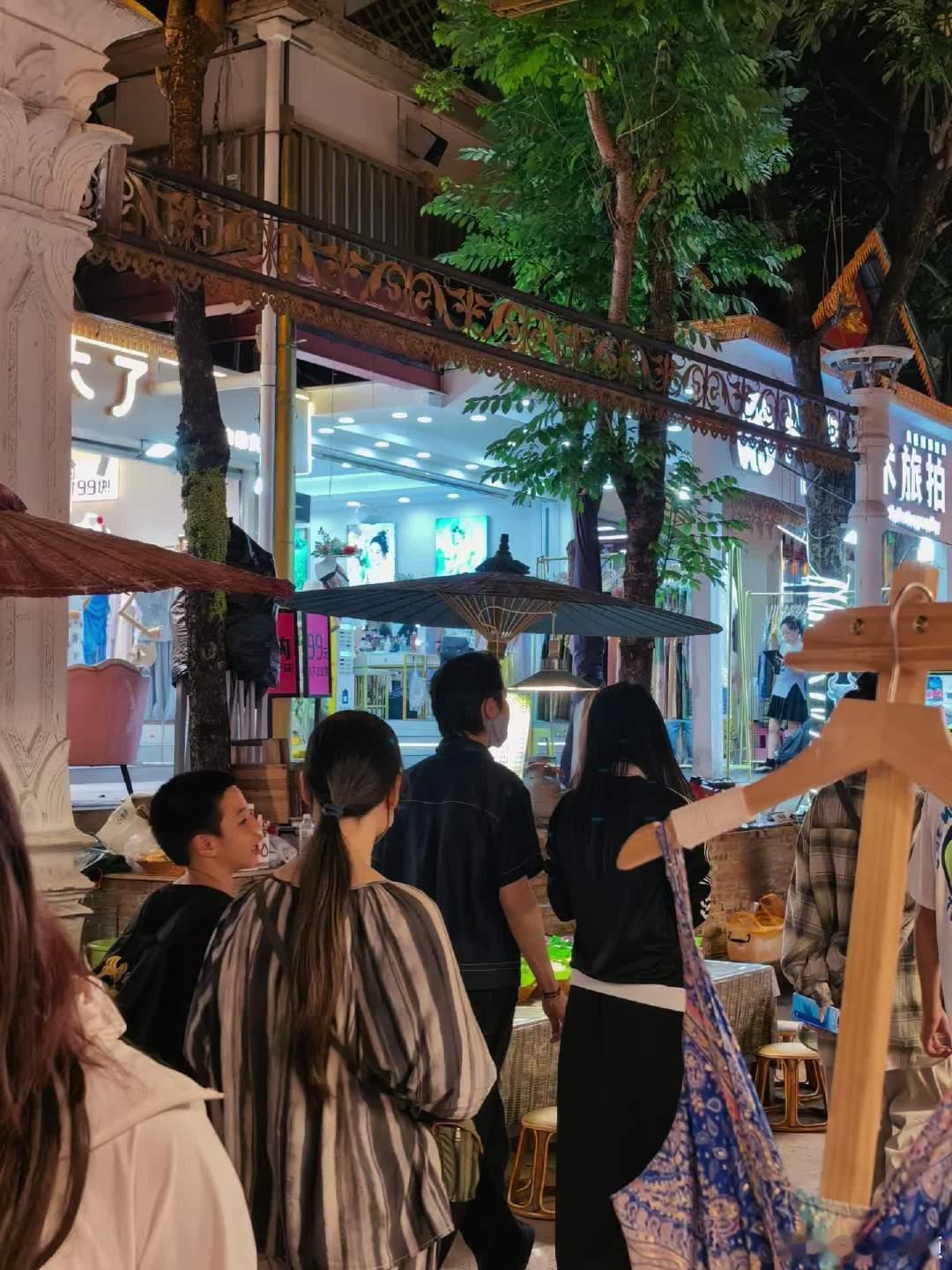 西双版纳偶遇向佐郭碧婷网友西双版纳偶遇向佐郭碧婷 西双版纳偶遇向佐郭碧婷，该逛就