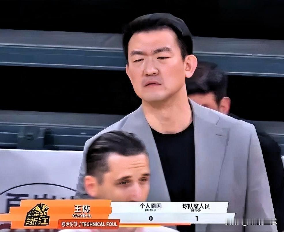 广厦主帅王博破防了，情绪失控怒喷裁判吃T！在今晚深圳对阵广厦的第三节比赛中，王博