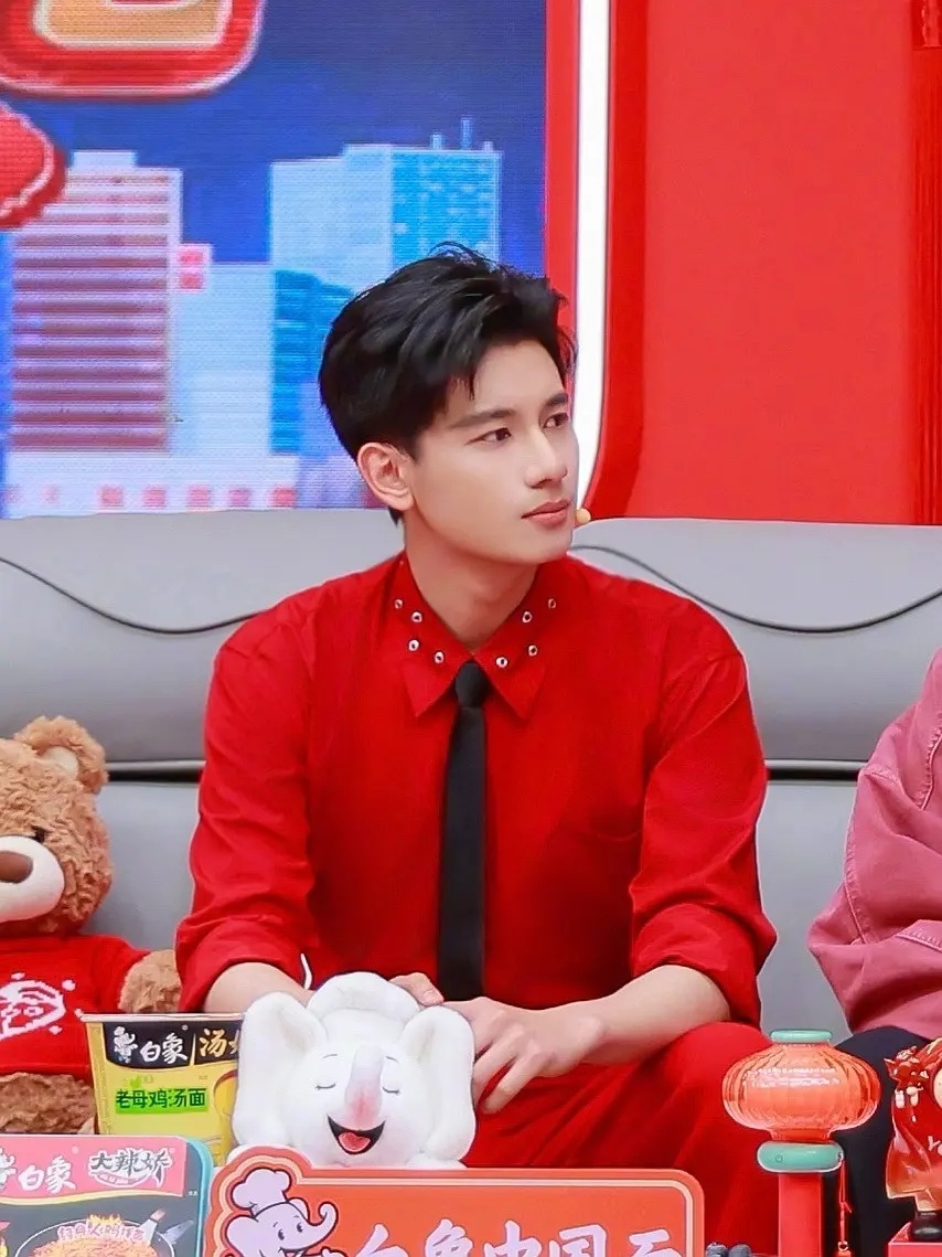 胡先煦的头发真的好板正啊，挺帅的 