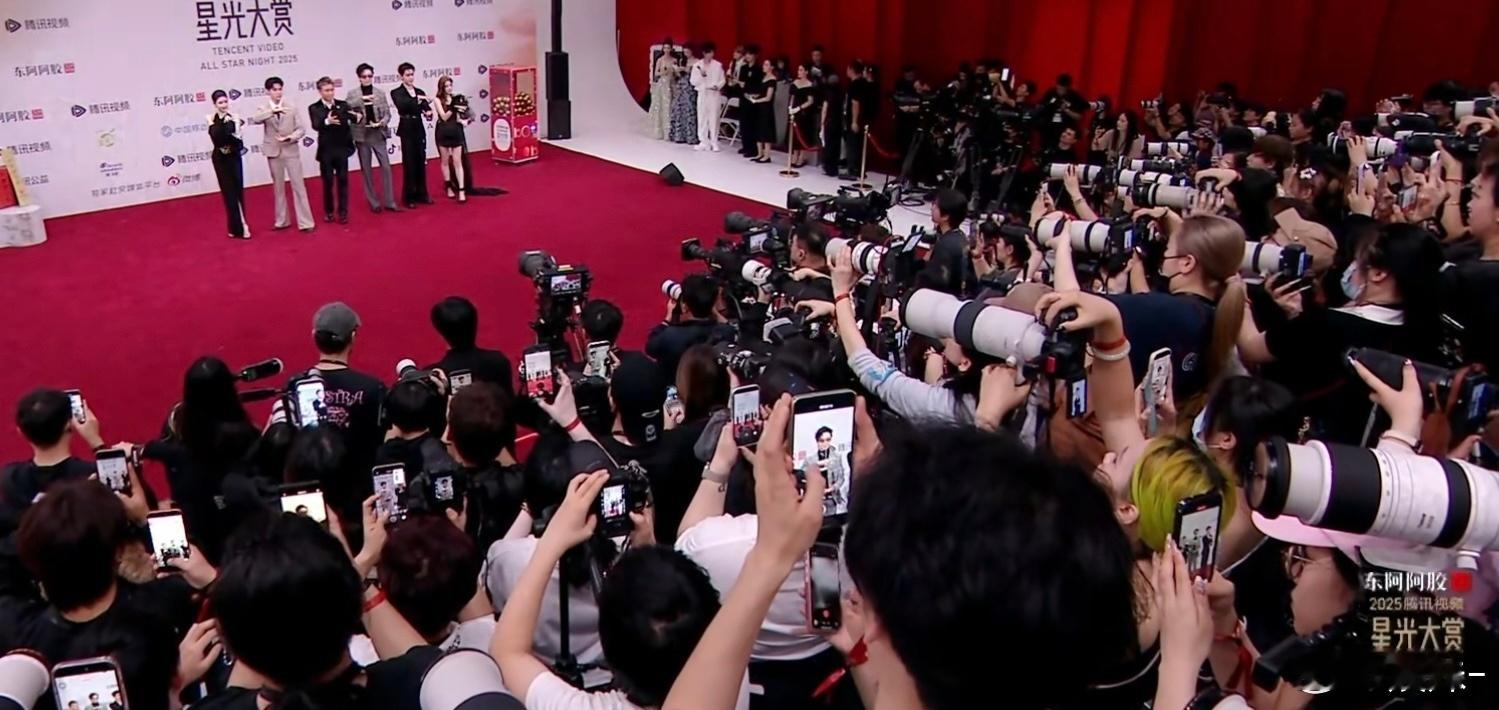 台上6个人，但大家手机屏幕上只有1个，全是大炮对准刘宇宁一顿咔嚓咔嚓 