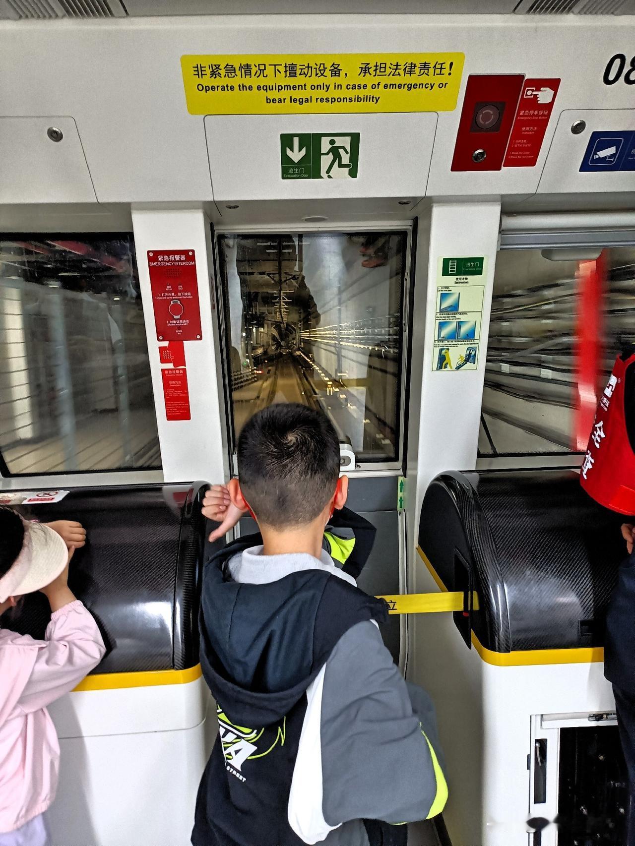 今天西安旅游，一不小心，坐地铁8号线，进到了地铁头，离驾驶舱最近的一节车厢，发现