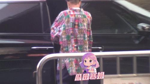 文章看话剧后悠闲离开剧院文章的生活真惬意啊。文章头戴瓜皮帽，身穿拼色格子衬衫，造
