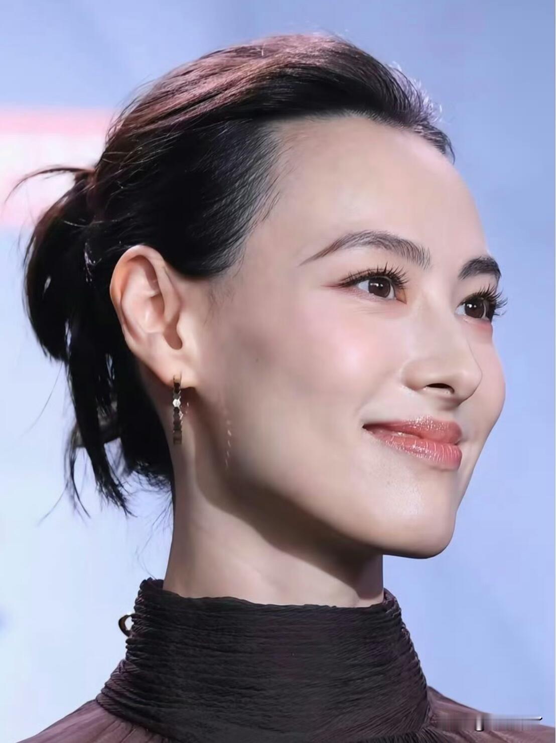 历经浮沉归来才37岁的梁洛施，颜值真的没得挑，自带飒爽英气的绝佳骨相！和马浴柯站